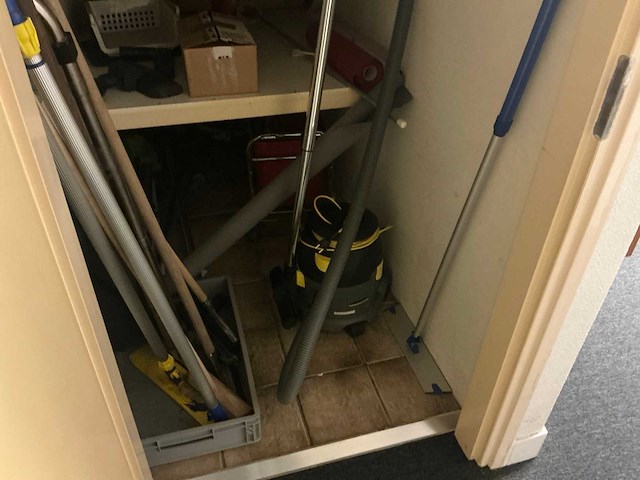 Inhoud bezemkast - afbeelding 1 van  8