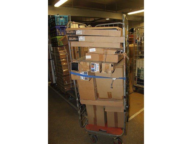 Inhoud completen rolcontainer - afbeelding 6 van  9