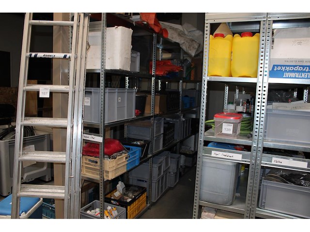 Inhoud driedelige stelling w.o. bouw gerelateerde producten, pvc, kitten, zijlen en elektra onderdelen. - afbeelding 1 van  7