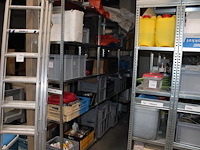 Inhoud driedelige stelling w.o. bouw gerelateerde producten, pvc, kitten, zijlen en elektra onderdelen. - afbeelding 1 van  7