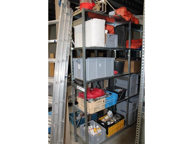 Inhoud driedelige stelling w.o. bouw gerelateerde producten, pvc, kitten, zijlen en elektra onderdelen. - afbeelding 2 van  7