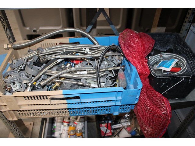 Inhoud driedelige stelling w.o. bouw gerelateerde producten, pvc, kitten, zijlen en elektra onderdelen. - afbeelding 3 van  7