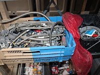 Inhoud driedelige stelling w.o. bouw gerelateerde producten, pvc, kitten, zijlen en elektra onderdelen. - afbeelding 3 van  7