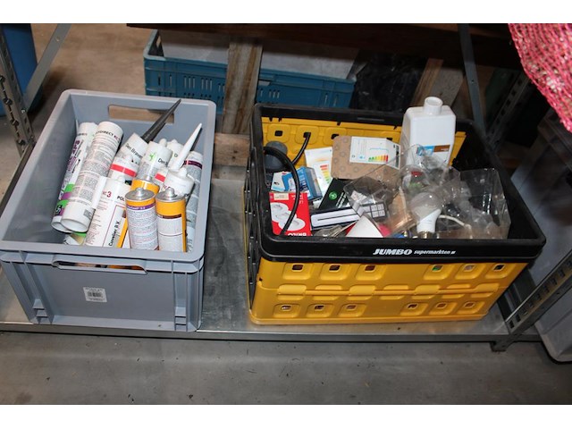 Inhoud driedelige stelling w.o. bouw gerelateerde producten, pvc, kitten, zijlen en elektra onderdelen. - afbeelding 4 van  7