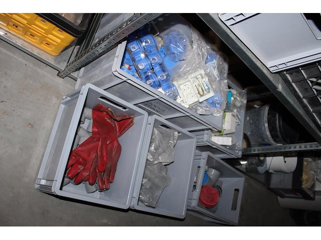 Inhoud driedelige stelling w.o. bouw gerelateerde producten, pvc, kitten, zijlen en elektra onderdelen. - afbeelding 5 van  7