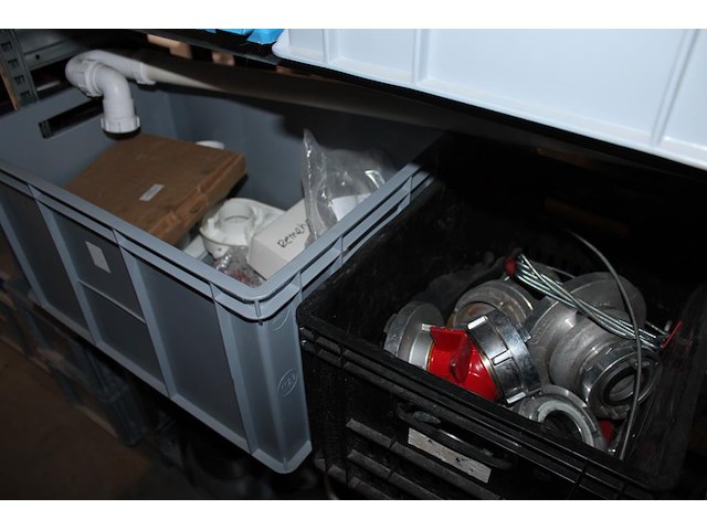 Inhoud driedelige stelling w.o. bouw gerelateerde producten, pvc, kitten, zijlen en elektra onderdelen. - afbeelding 6 van  7