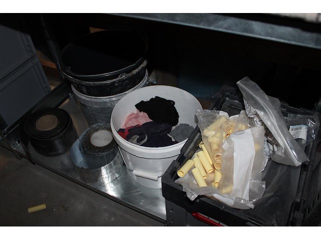 Inhoud driedelige stelling w.o. bouw gerelateerde producten, pvc, kitten, zijlen en elektra onderdelen. - afbeelding 7 van  7