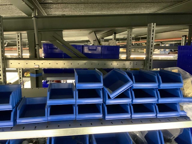 Inhoud installatiematerialen (ca. 500 sorteerbakken) van 9 legbordstellingen - afbeelding 2 van  43