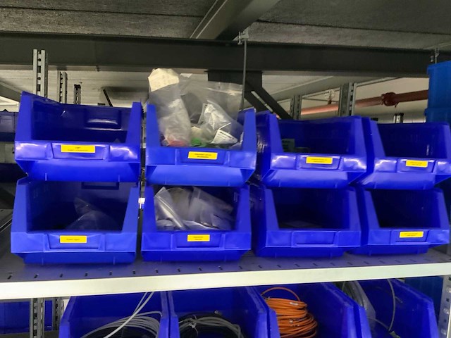 Inhoud installatiematerialen (ca. 500 sorteerbakken) van 9 legbordstellingen - afbeelding 3 van  43