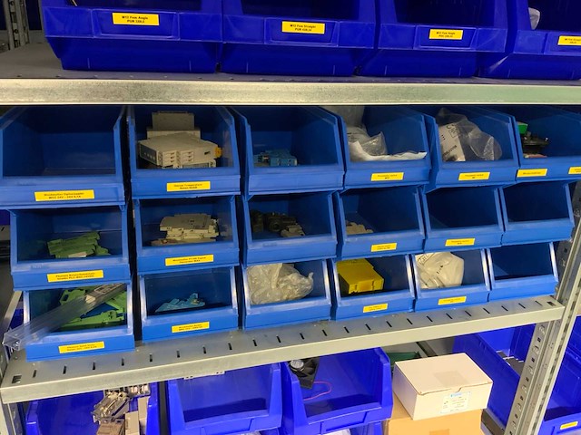 Inhoud installatiematerialen (ca. 500 sorteerbakken) van 9 legbordstellingen - afbeelding 5 van  43