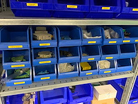 Inhoud installatiematerialen (ca. 500 sorteerbakken) van 9 legbordstellingen - afbeelding 5 van  43