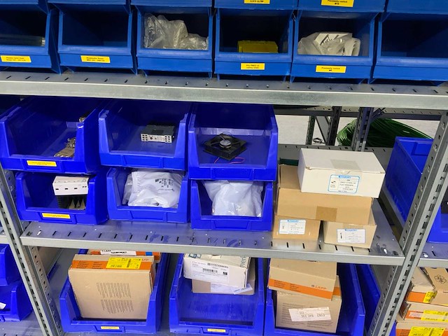 Inhoud installatiematerialen (ca. 500 sorteerbakken) van 9 legbordstellingen - afbeelding 6 van  43