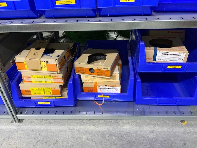 Inhoud installatiematerialen (ca. 500 sorteerbakken) van 9 legbordstellingen - afbeelding 8 van  43