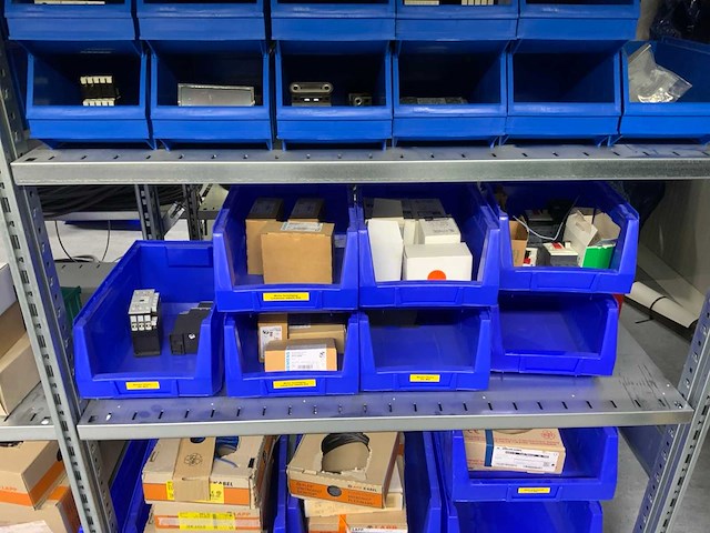 Inhoud installatiematerialen (ca. 500 sorteerbakken) van 9 legbordstellingen - afbeelding 9 van  43