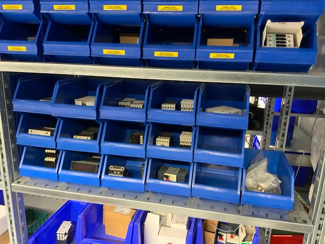 Inhoud installatiematerialen (ca. 500 sorteerbakken) van 9 legbordstellingen - afbeelding 10 van  43