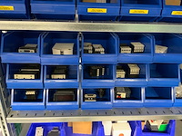 Inhoud installatiematerialen (ca. 500 sorteerbakken) van 9 legbordstellingen - afbeelding 11 van  43