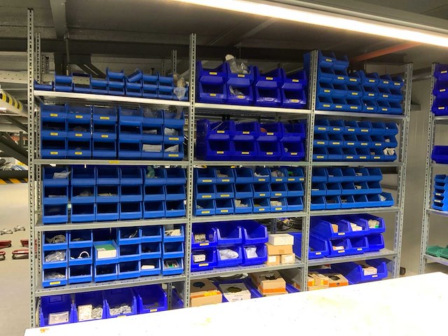 Inhoud installatiematerialen (ca. 500 sorteerbakken) van 9 legbordstellingen - afbeelding 1 van  43