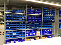 Inhoud installatiematerialen (ca. 500 sorteerbakken) van 9 legbordstellingen - afbeelding 1 van  43