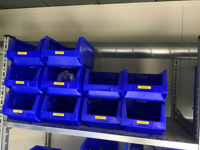 Inhoud installatiematerialen (ca. 500 sorteerbakken) van 9 legbordstellingen - afbeelding 15 van  43