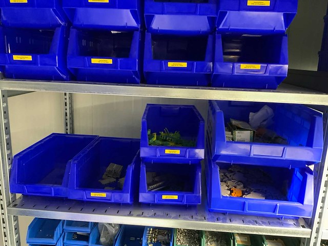 Inhoud installatiematerialen (ca. 500 sorteerbakken) van 9 legbordstellingen - afbeelding 16 van  43