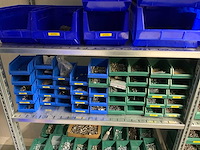 Inhoud installatiematerialen (ca. 500 sorteerbakken) van 9 legbordstellingen - afbeelding 17 van  43