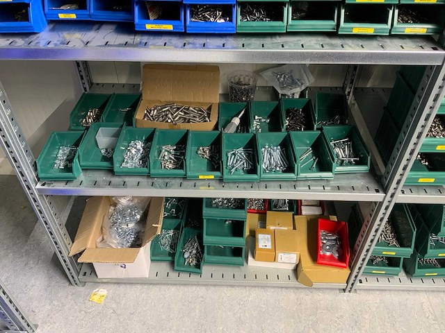 Inhoud installatiematerialen (ca. 500 sorteerbakken) van 9 legbordstellingen - afbeelding 18 van  43