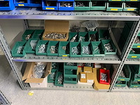 Inhoud installatiematerialen (ca. 500 sorteerbakken) van 9 legbordstellingen - afbeelding 18 van  43