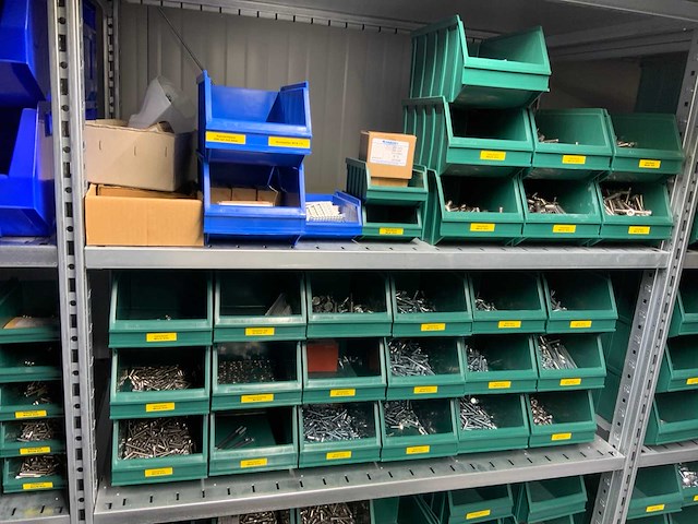 Inhoud installatiematerialen (ca. 500 sorteerbakken) van 9 legbordstellingen - afbeelding 20 van  43