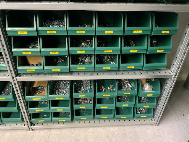 Inhoud installatiematerialen (ca. 500 sorteerbakken) van 9 legbordstellingen - afbeelding 21 van  43