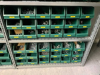 Inhoud installatiematerialen (ca. 500 sorteerbakken) van 9 legbordstellingen - afbeelding 21 van  43