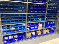 Inhoud installatiematerialen (ca. 500 sorteerbakken) van 9 legbordstellingen - afbeelding 12 van  43