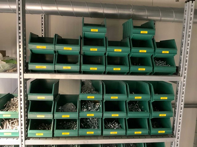 Inhoud installatiematerialen (ca. 500 sorteerbakken) van 9 legbordstellingen - afbeelding 24 van  43