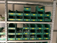 Inhoud installatiematerialen (ca. 500 sorteerbakken) van 9 legbordstellingen - afbeelding 24 van  43