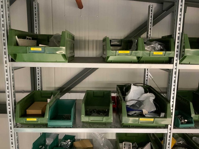 Inhoud installatiematerialen (ca. 500 sorteerbakken) van 9 legbordstellingen - afbeelding 25 van  43