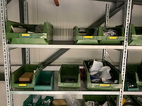 Inhoud installatiematerialen (ca. 500 sorteerbakken) van 9 legbordstellingen - afbeelding 25 van  43