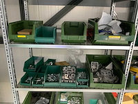 Inhoud installatiematerialen (ca. 500 sorteerbakken) van 9 legbordstellingen - afbeelding 26 van  43