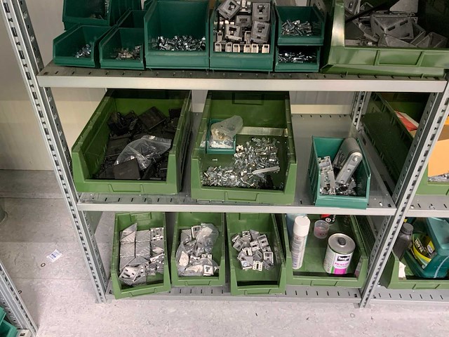 Inhoud installatiematerialen (ca. 500 sorteerbakken) van 9 legbordstellingen - afbeelding 27 van  43