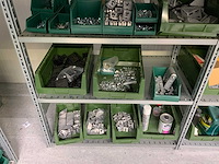 Inhoud installatiematerialen (ca. 500 sorteerbakken) van 9 legbordstellingen - afbeelding 27 van  43