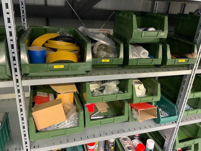 Inhoud installatiematerialen (ca. 500 sorteerbakken) van 9 legbordstellingen - afbeelding 29 van  43