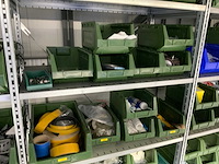 Inhoud installatiematerialen (ca. 500 sorteerbakken) van 9 legbordstellingen - afbeelding 30 van  43