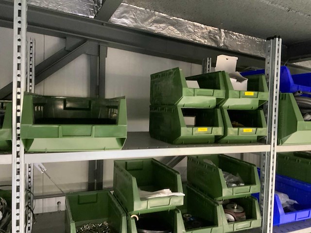 Inhoud installatiematerialen (ca. 500 sorteerbakken) van 9 legbordstellingen - afbeelding 31 van  43