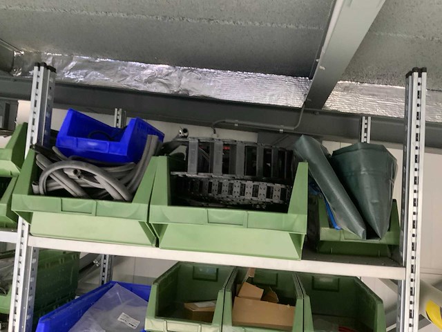 Inhoud installatiematerialen (ca. 500 sorteerbakken) van 9 legbordstellingen - afbeelding 32 van  43