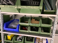 Inhoud installatiematerialen (ca. 500 sorteerbakken) van 9 legbordstellingen - afbeelding 33 van  43
