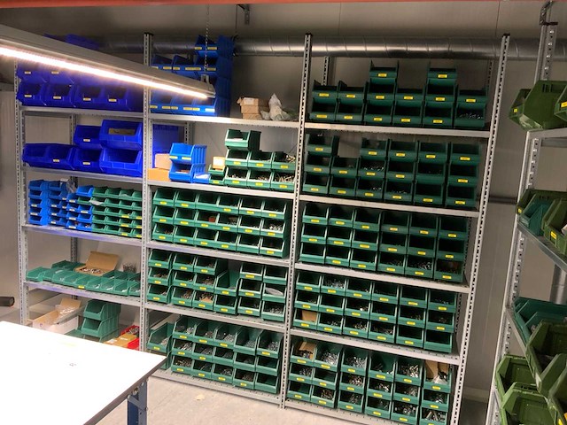 Inhoud installatiematerialen (ca. 500 sorteerbakken) van 9 legbordstellingen - afbeelding 23 van  43