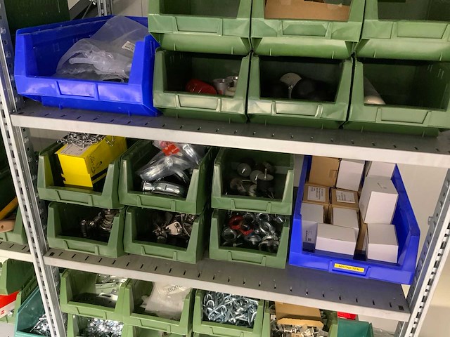 Inhoud installatiematerialen (ca. 500 sorteerbakken) van 9 legbordstellingen - afbeelding 35 van  43