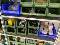 Inhoud installatiematerialen (ca. 500 sorteerbakken) van 9 legbordstellingen - afbeelding 35 van  43