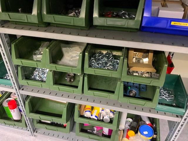 Inhoud installatiematerialen (ca. 500 sorteerbakken) van 9 legbordstellingen - afbeelding 36 van  43