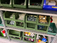 Inhoud installatiematerialen (ca. 500 sorteerbakken) van 9 legbordstellingen - afbeelding 36 van  43