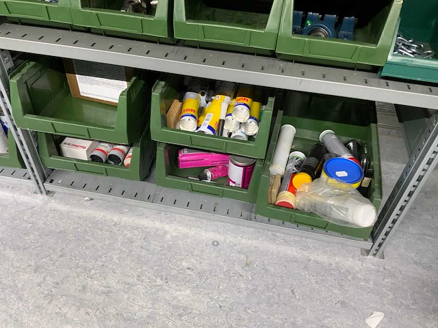 Inhoud installatiematerialen (ca. 500 sorteerbakken) van 9 legbordstellingen - afbeelding 37 van  43