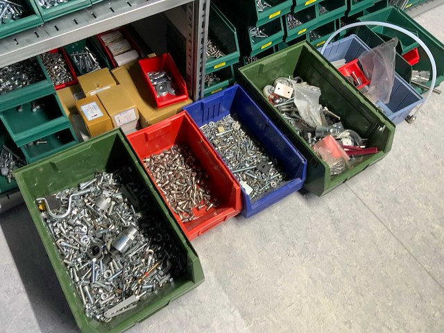 Inhoud installatiematerialen (ca. 500 sorteerbakken) van 9 legbordstellingen - afbeelding 38 van  43